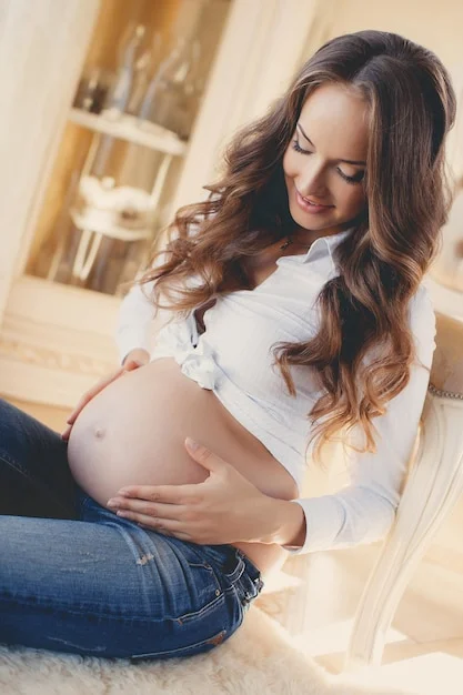 pregnant woman bare belly sexy